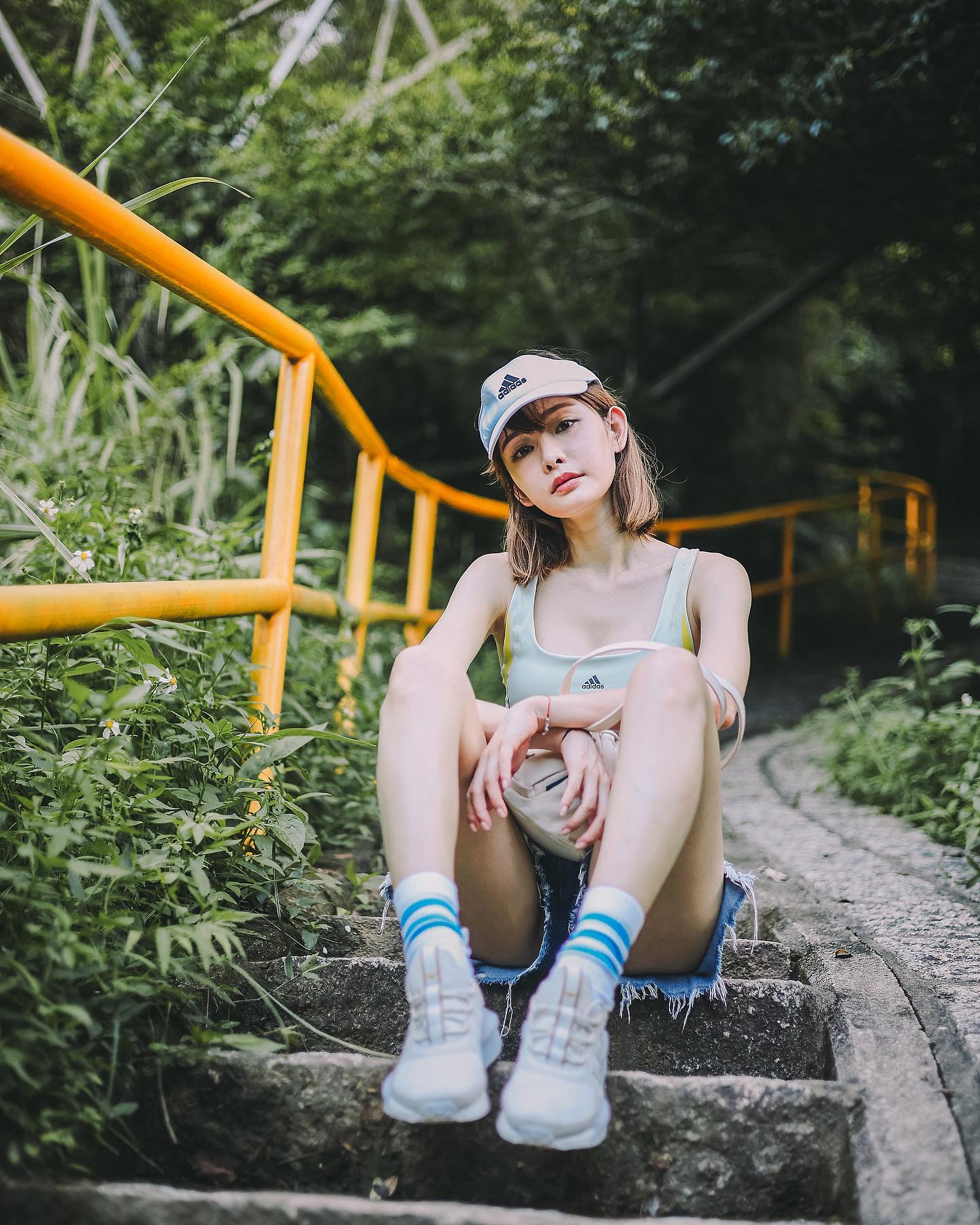  好突然
即興爬青山 
未到一半 下雨 下...