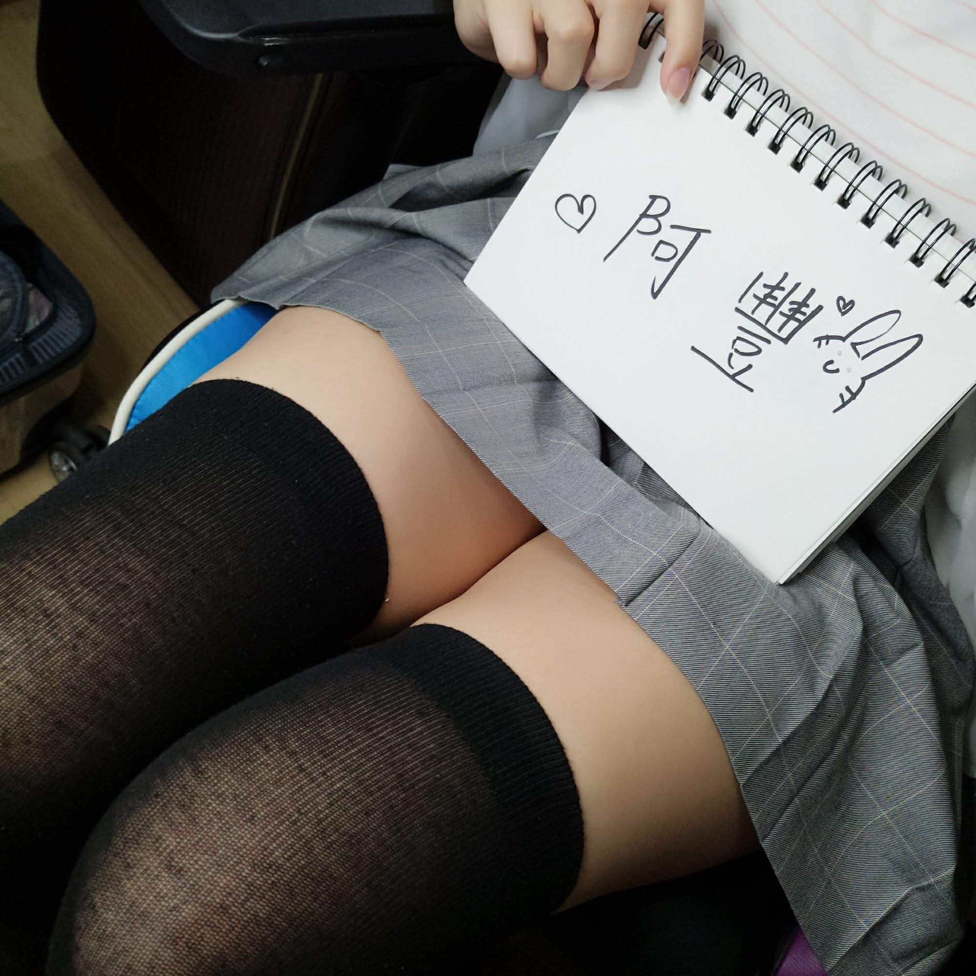  迷你裙 x 絕對領域  x 過膝襪