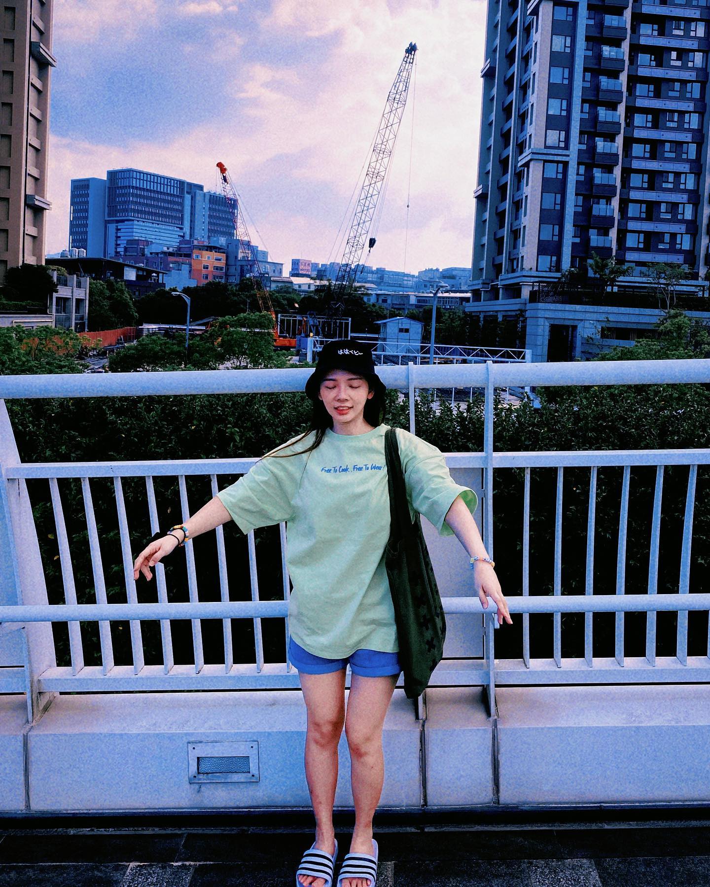  母親大人在橋上幫我拍的照
