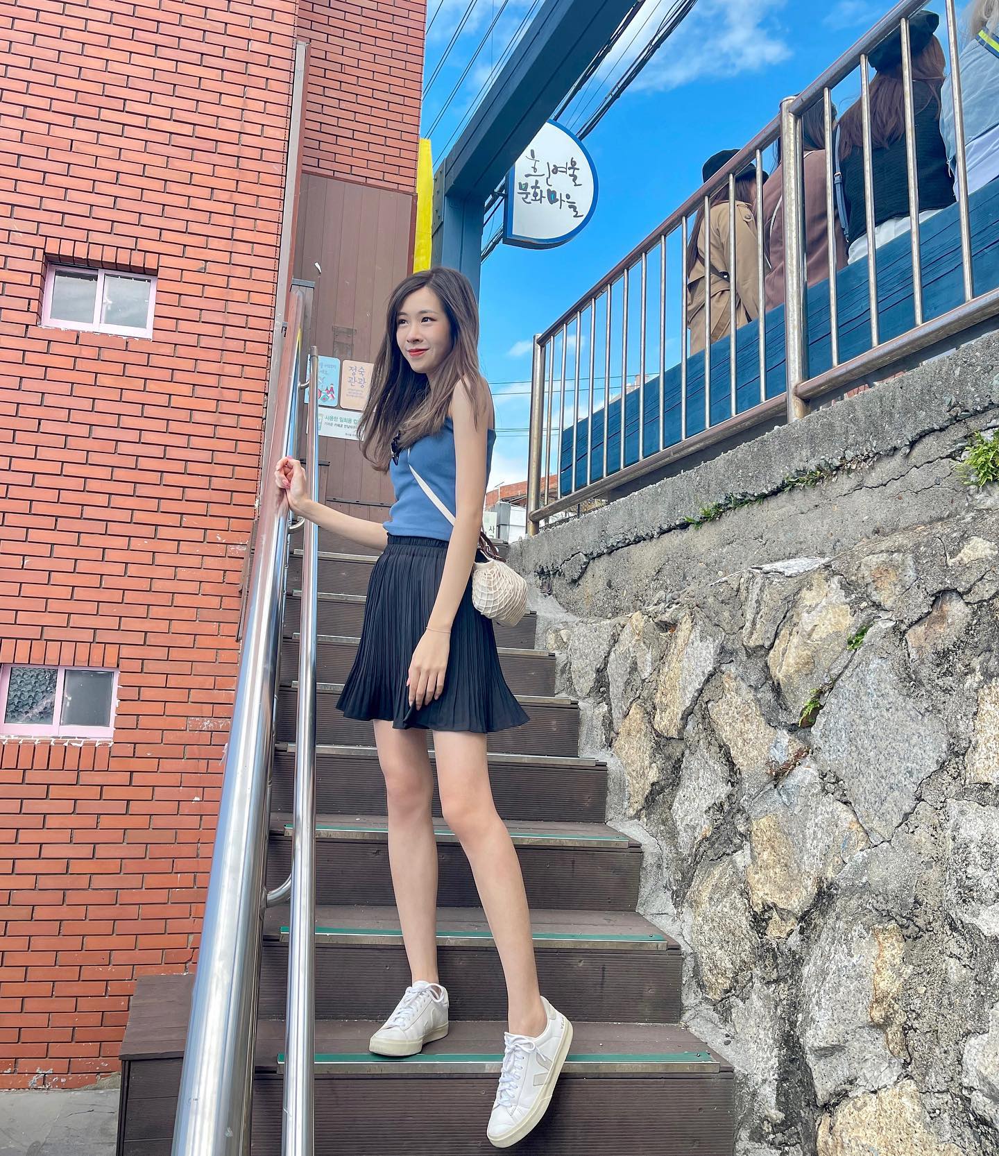  .
行樓梯行左成朝☀️
但開心嘅