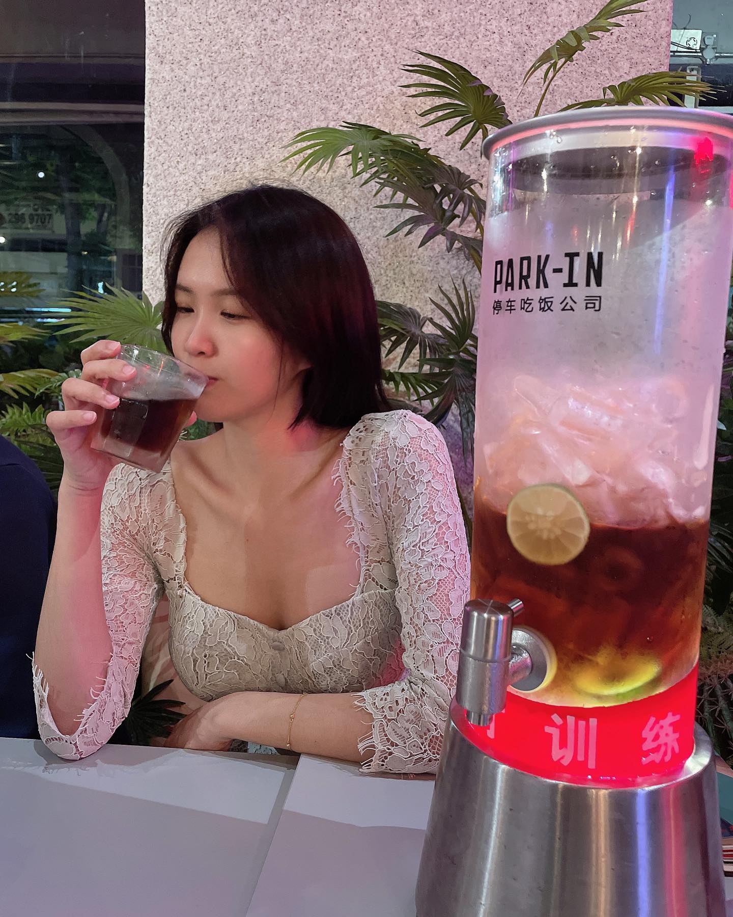  有什么事等我喝了这杯再说