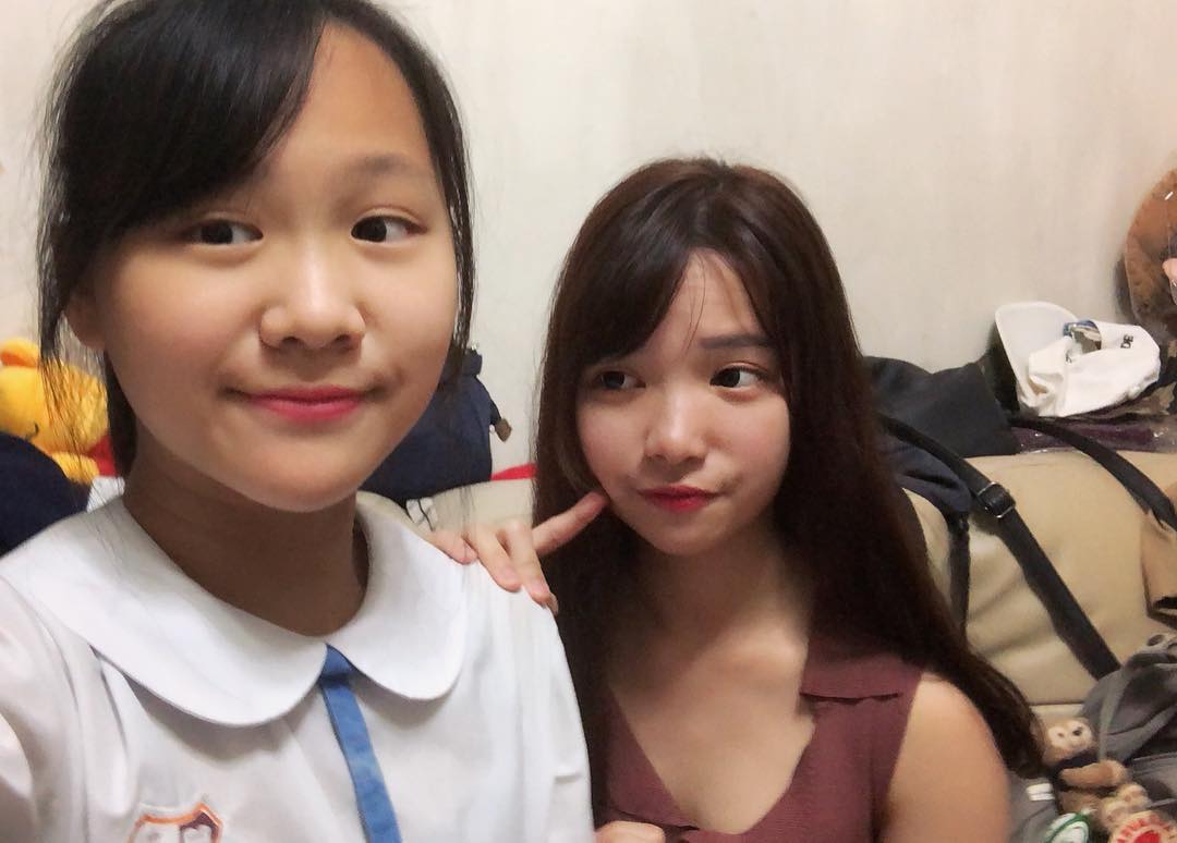  我: 以前你細個我每次都拖住你送你返...