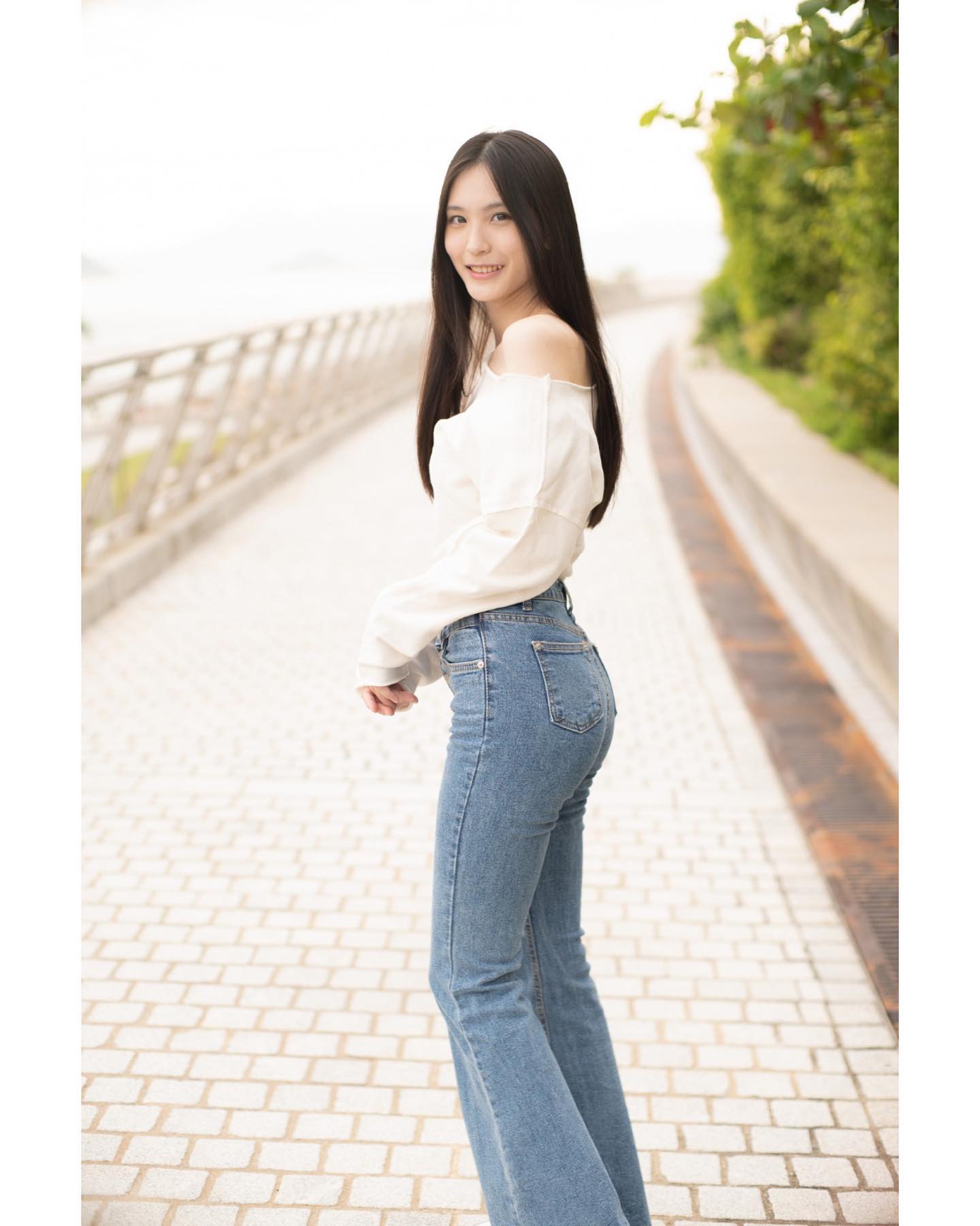 -
笑起來的女孩子比較討人歡喜
所以�...