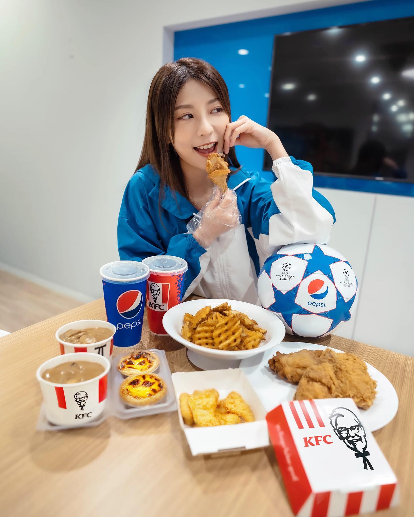  我手上嘅限量版百事x歐聯5號足球係唔...