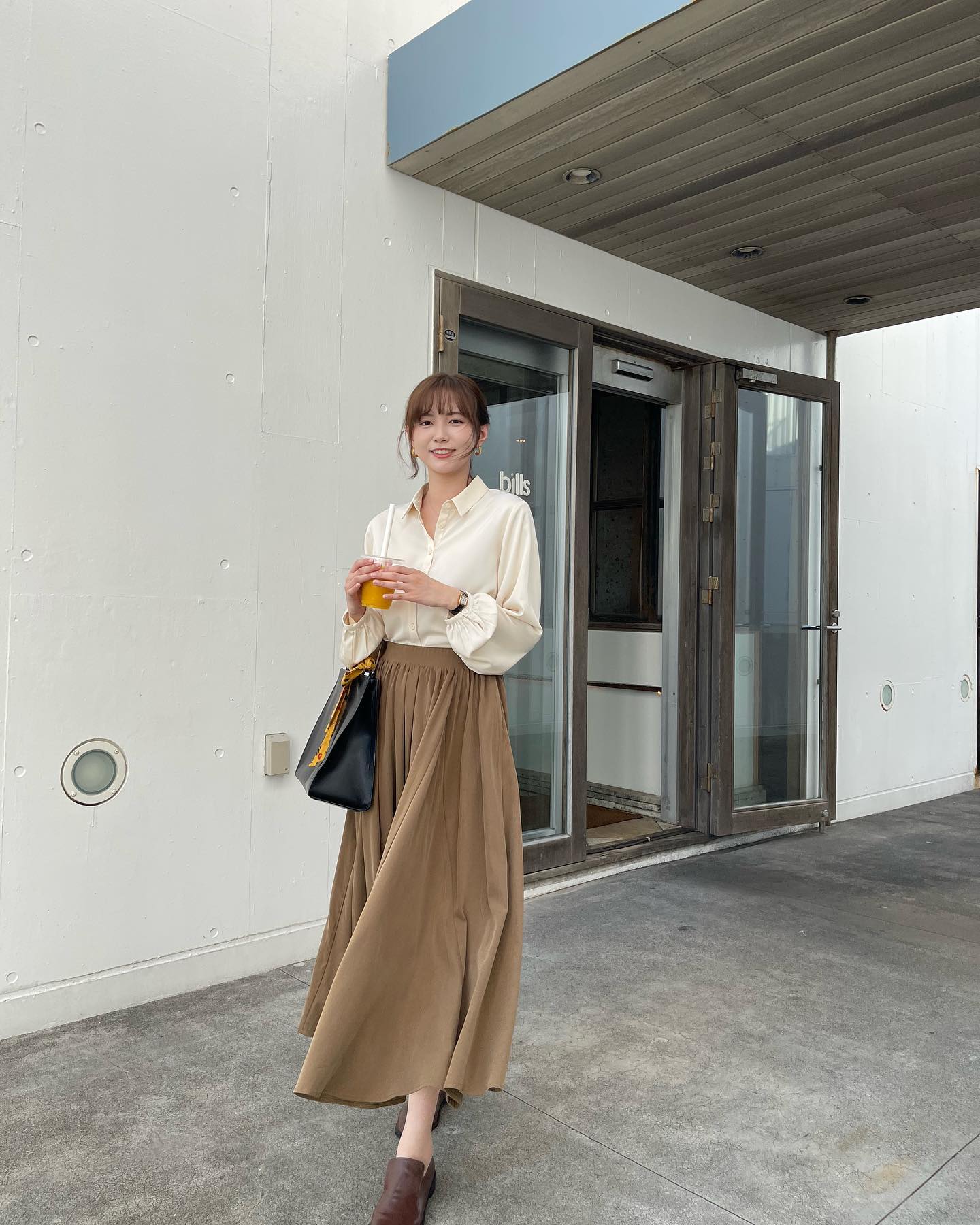  光澤感+泡泡袖
垂感滿分的氣質恤衫 �...