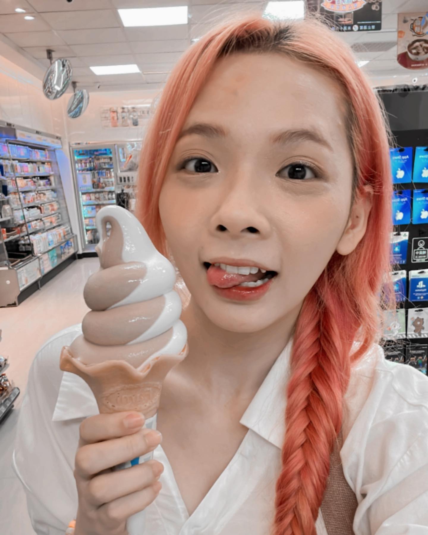  肚子好餓………好想吃東西喔