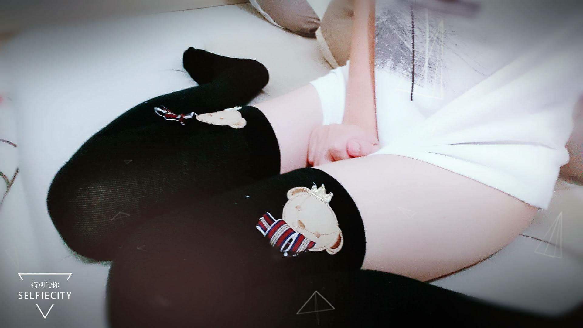  迷你裙 x 絕對領域  x 過膝襪