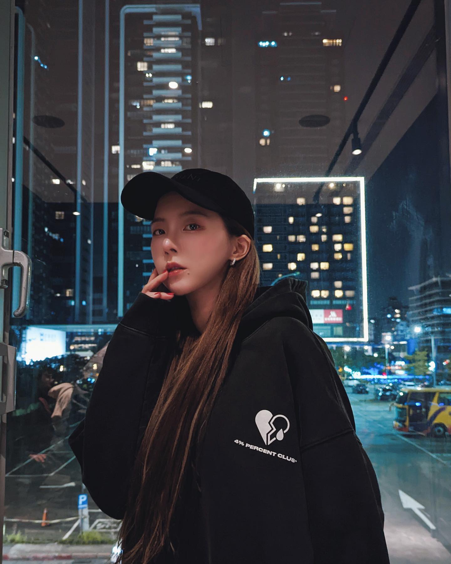  有個穿這麼多的女朋友
是不是很有安�...
