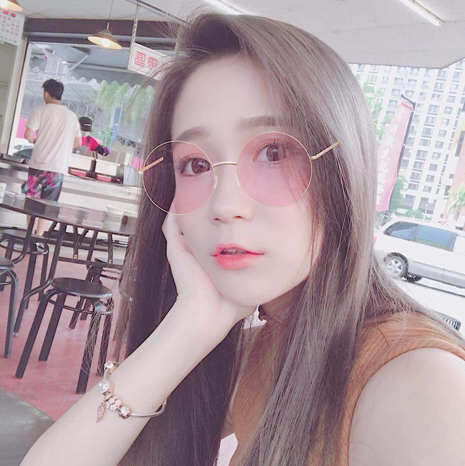  安琪。Angel這特效好像真的戴了眼鏡一...