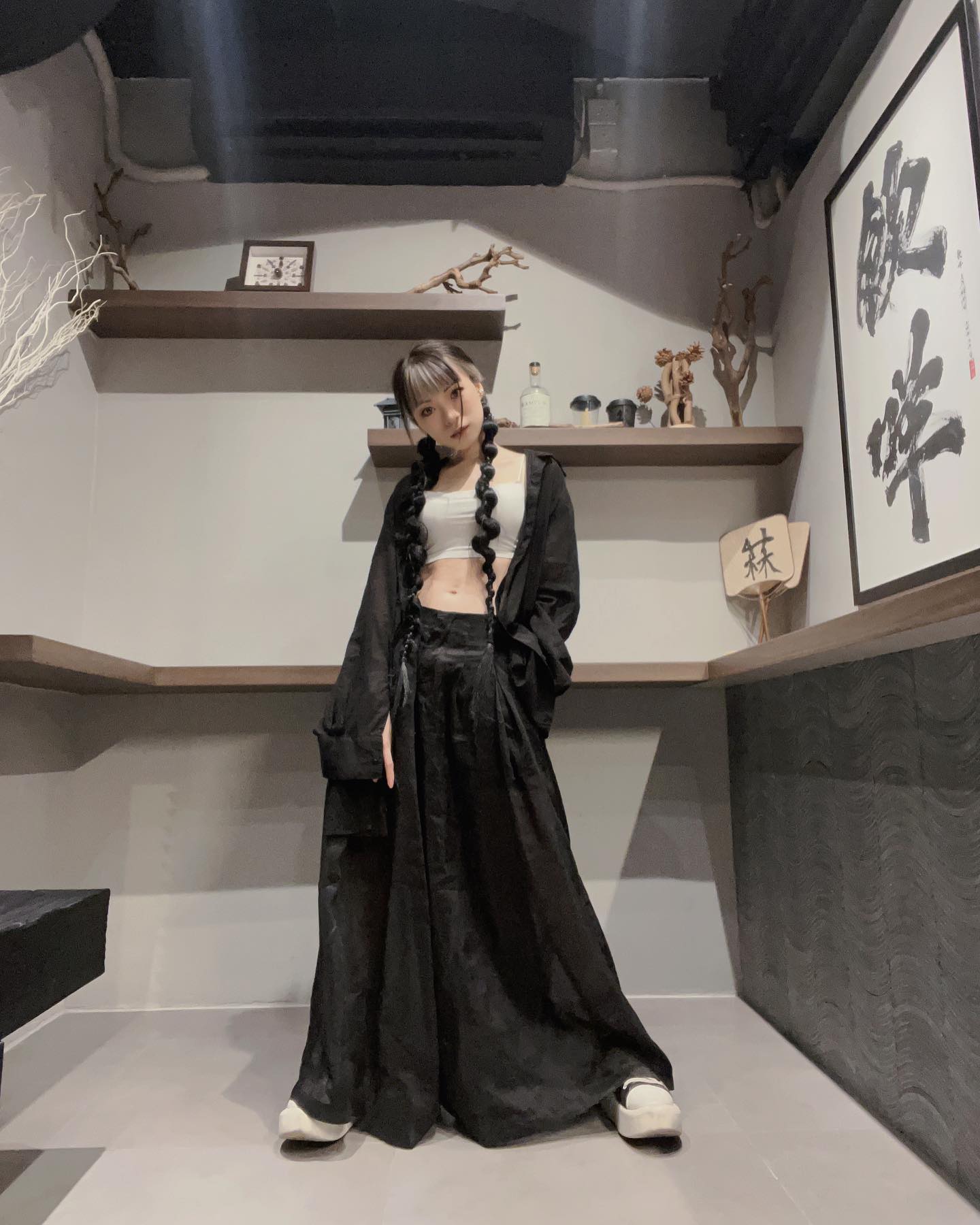  ：
外向是生活所需，
孤獨是自我享受...