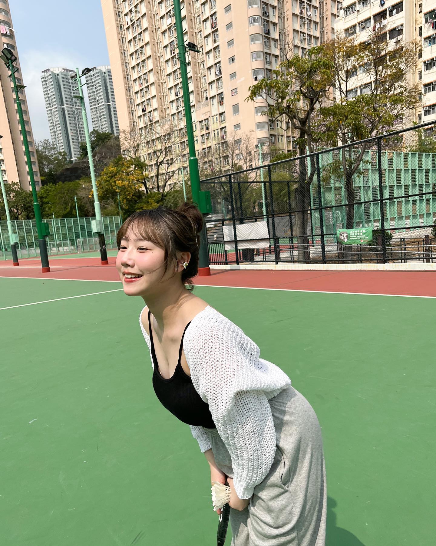  影靚相嘅背後…
圖1 > 扮吓打羽毛球先...