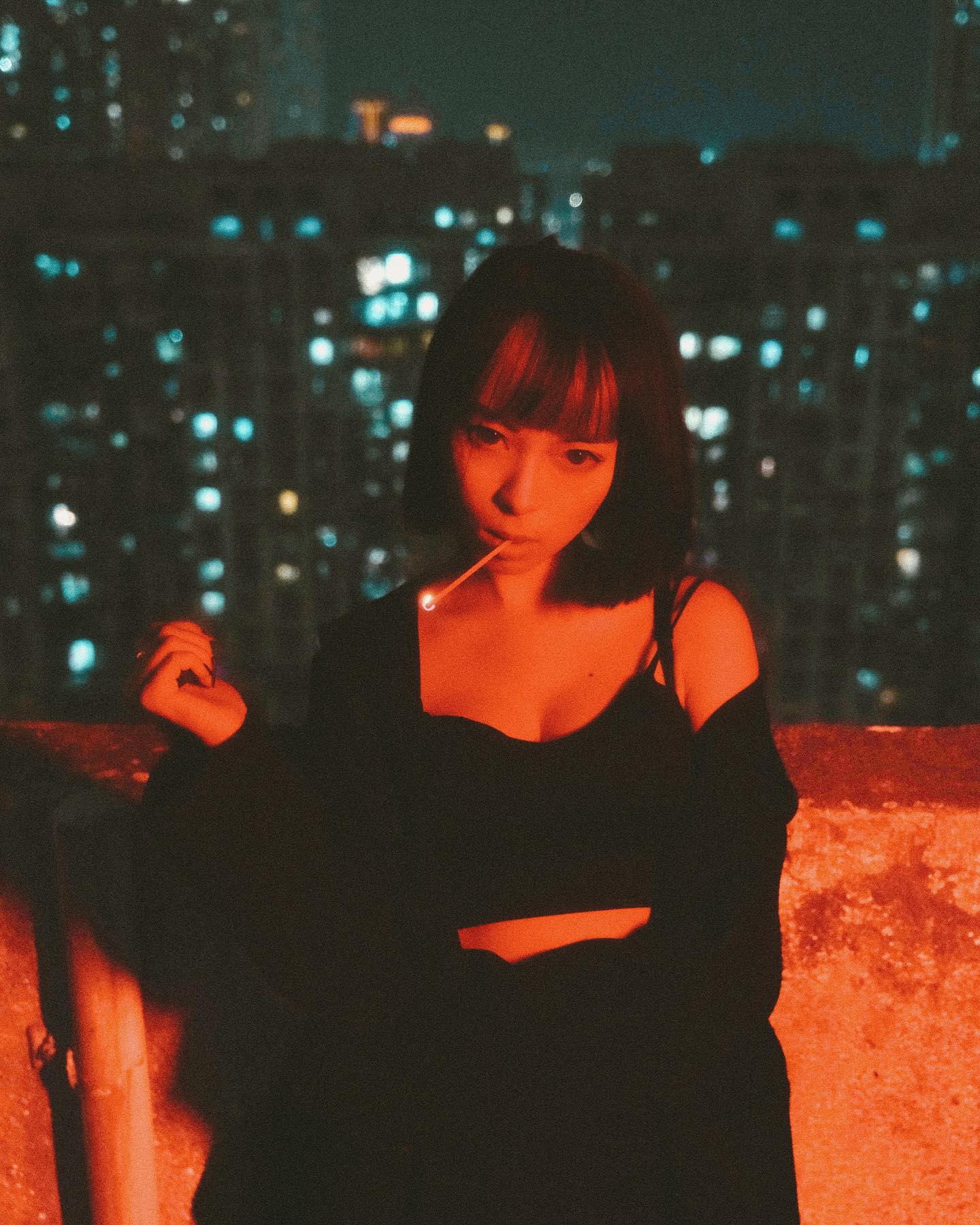  ：
我以為我同佢唔一樣，
原來寂寞嘅...