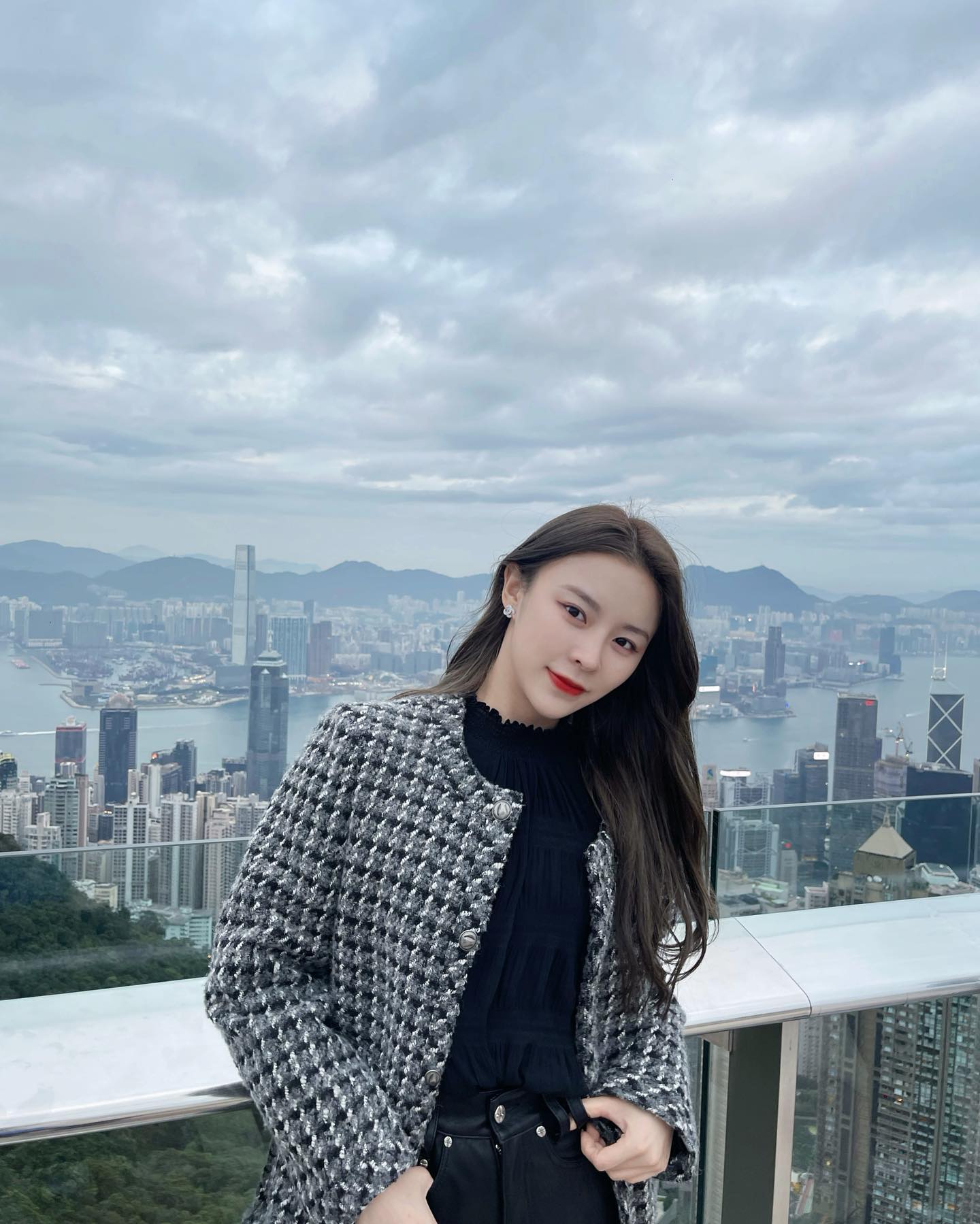  臉上的肉藏不住了