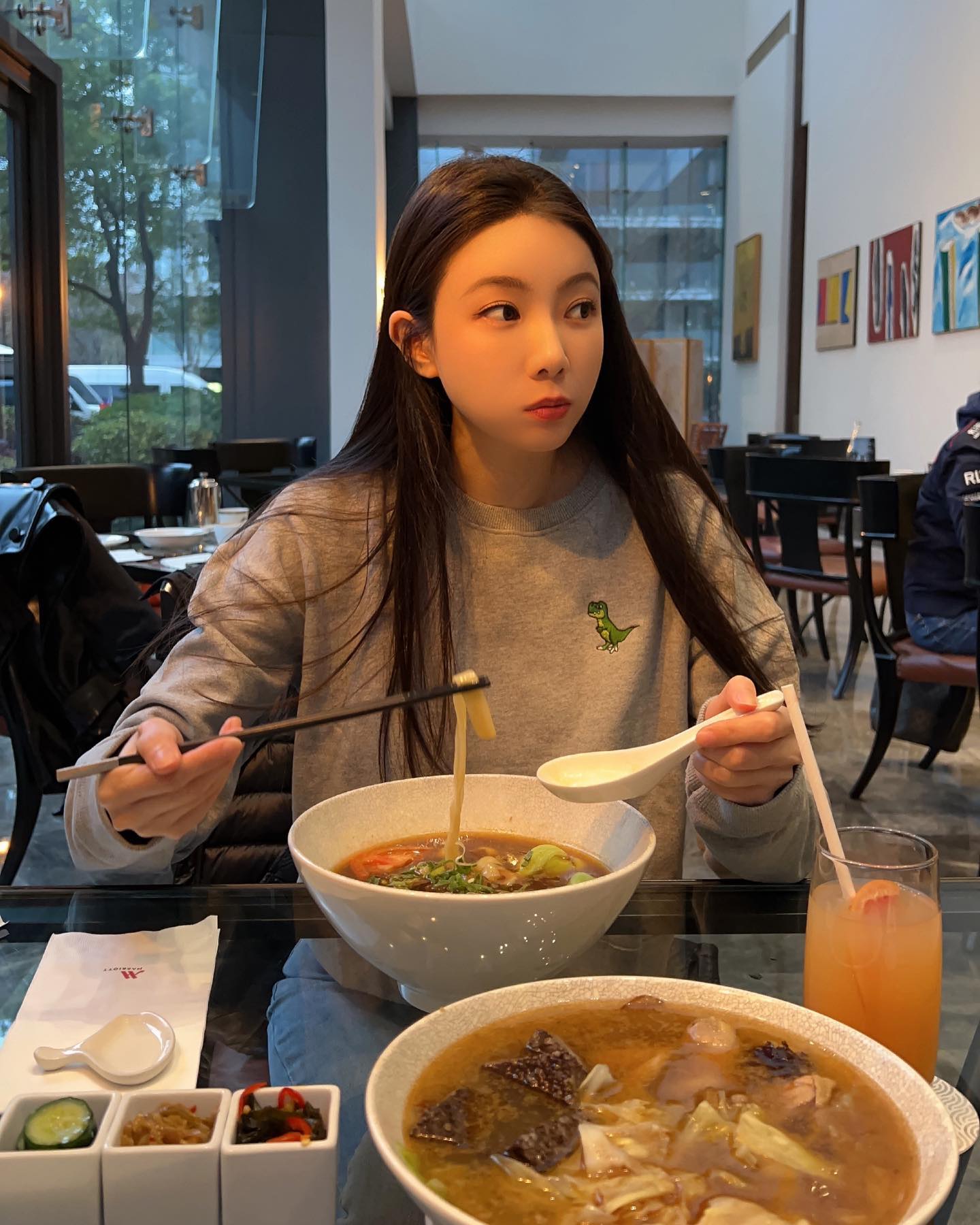  別桌的食物好像看起來也很好吃
