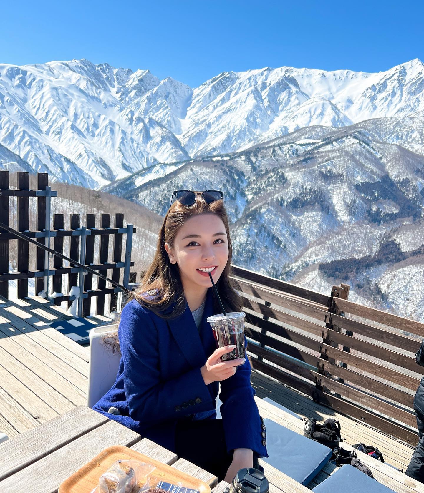  藍天。雪山。真美