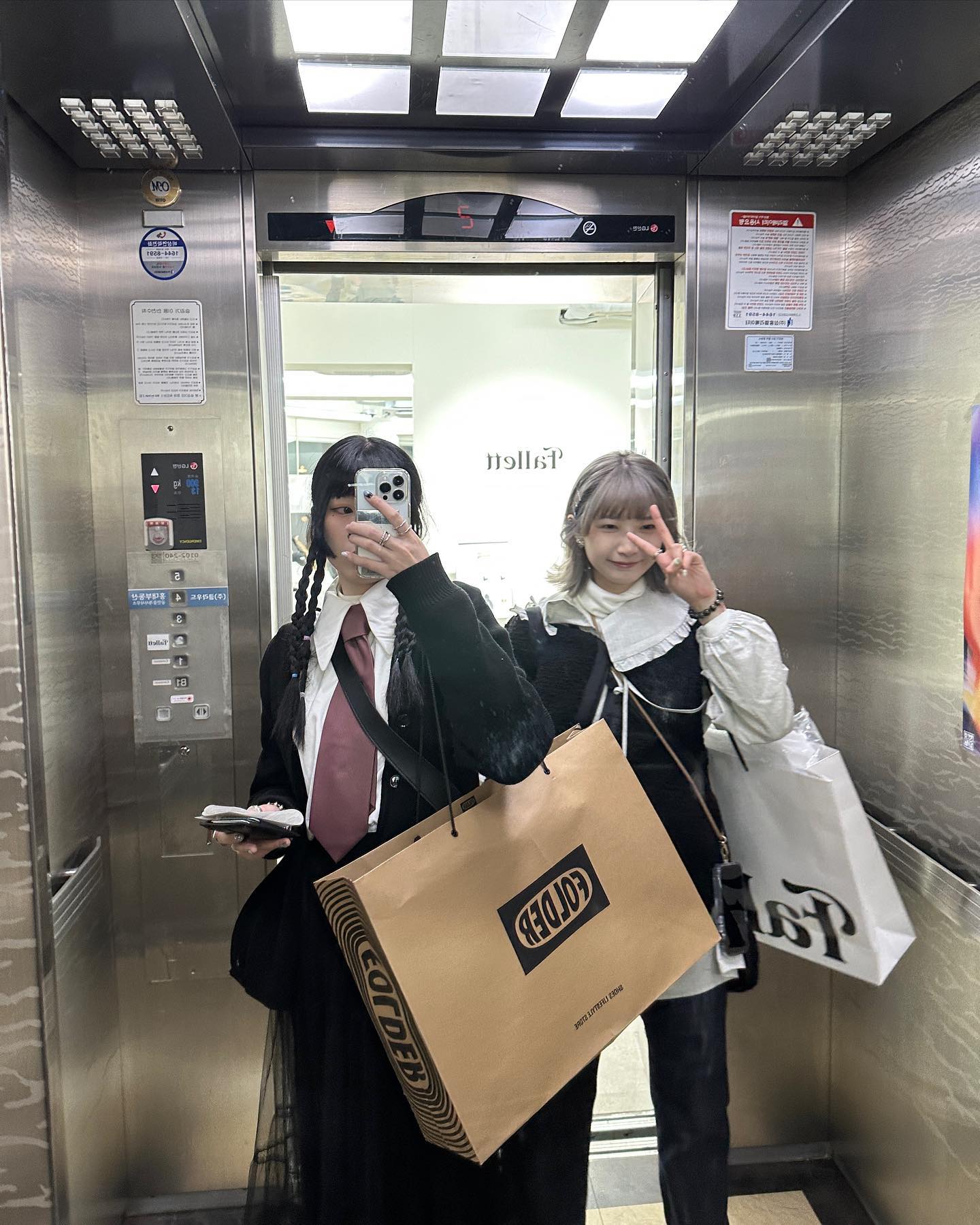  :
韓國周圍都係鏡好方便