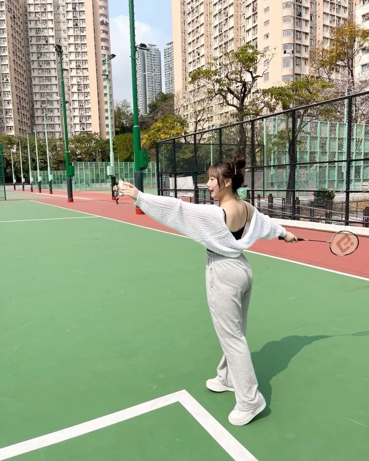  影靚相嘅背後…
圖1 > 扮吓打羽毛球先...