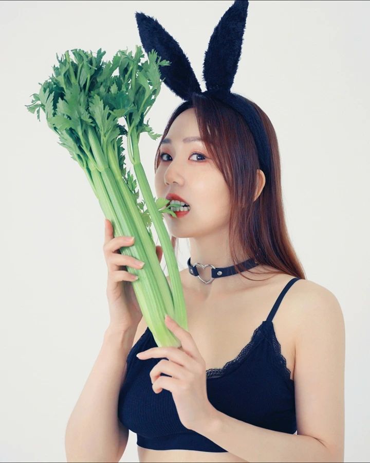  뱉어! 먹는거 아냐! 

photo by @seoniix