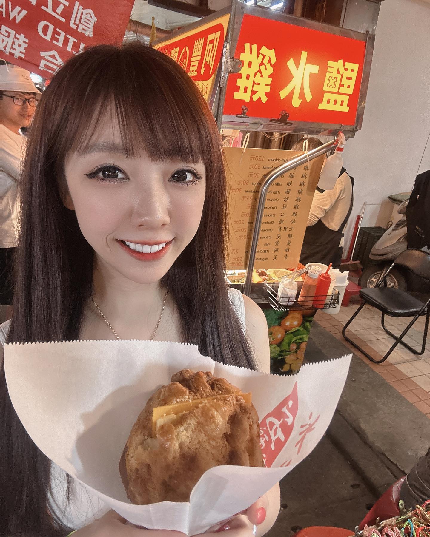  拍完菠蘿就被撞掉到地上