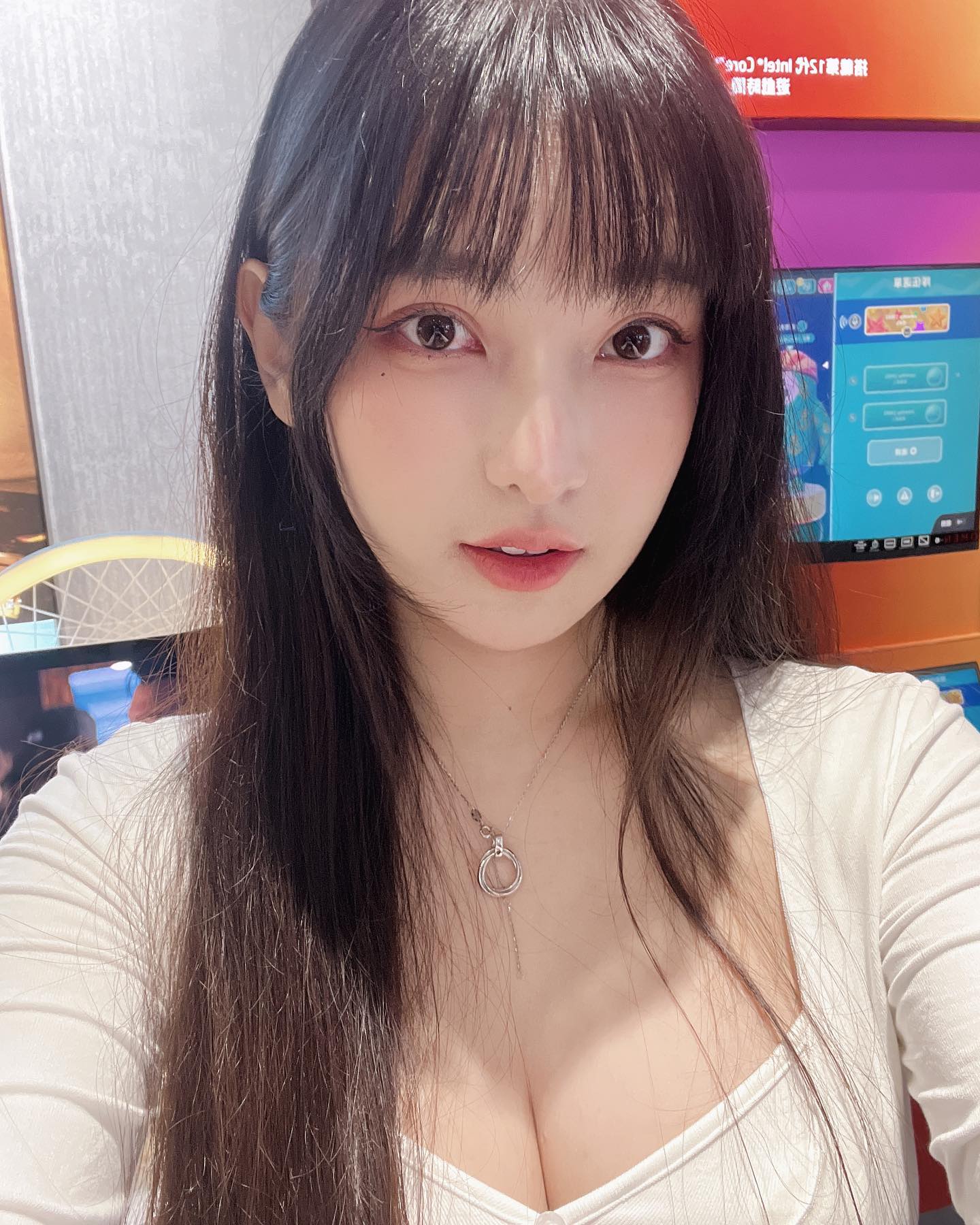  沒睡飽的眼睛都紅了