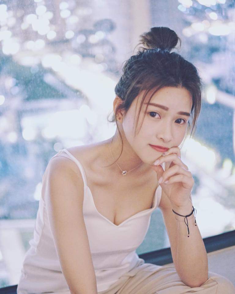  Reneebobo Li 李蔓瑩忙得嫑嫑的 轉個頭 �...