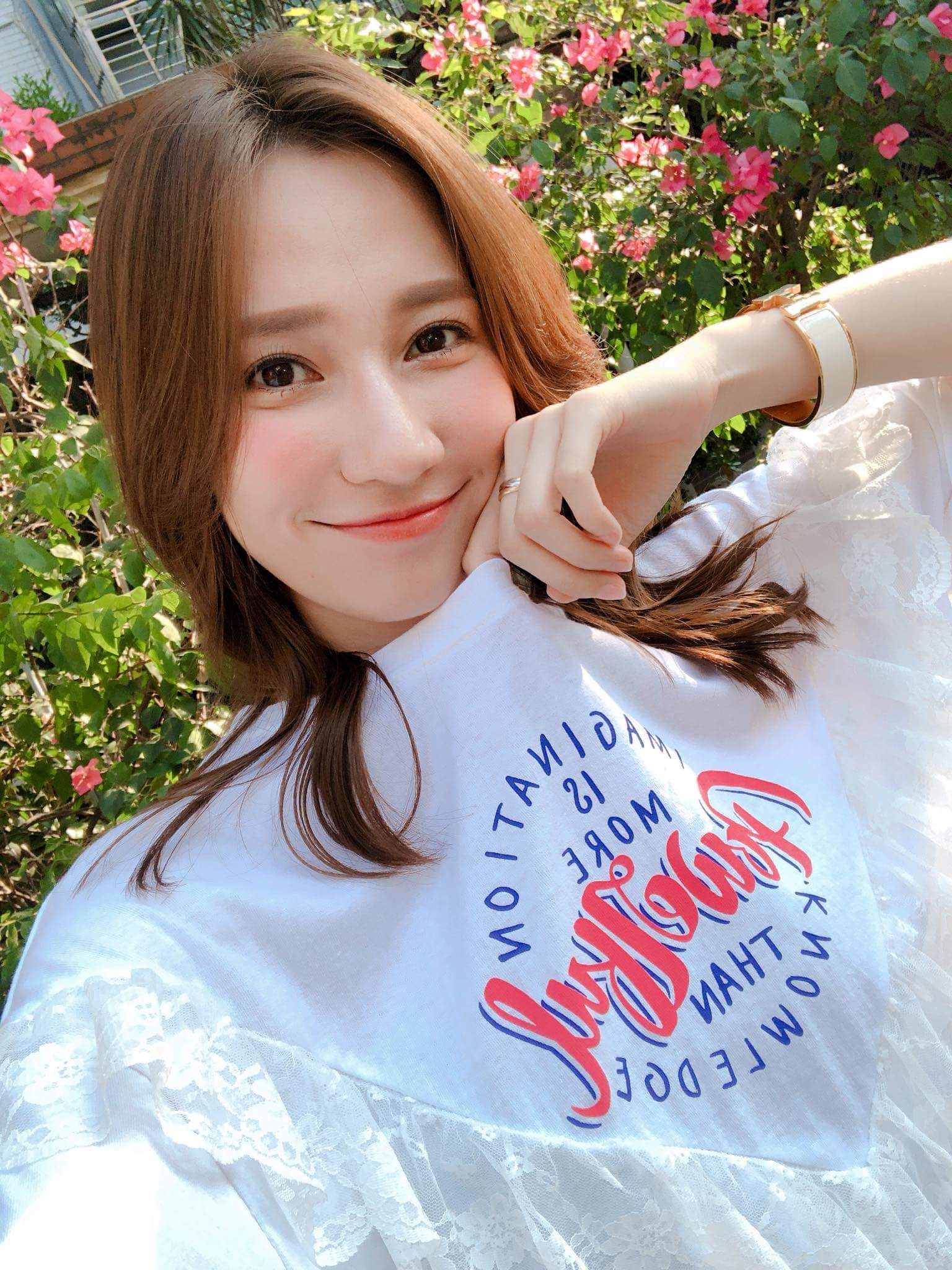  Jaline 葉羿君很喜歡這件衣服上的文字�...