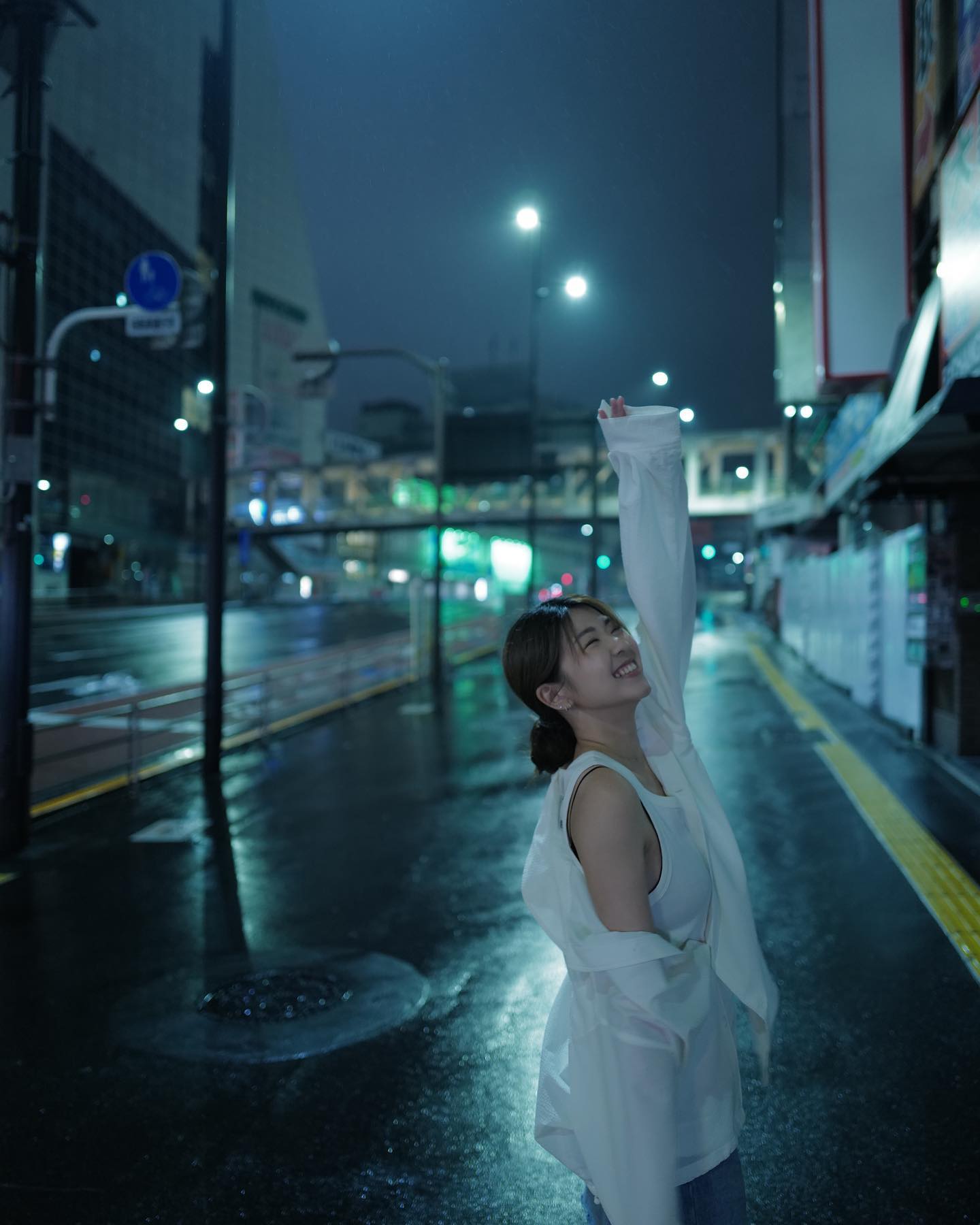  凌晨時分 微微細雨的新宿街頭✨
Embrac...