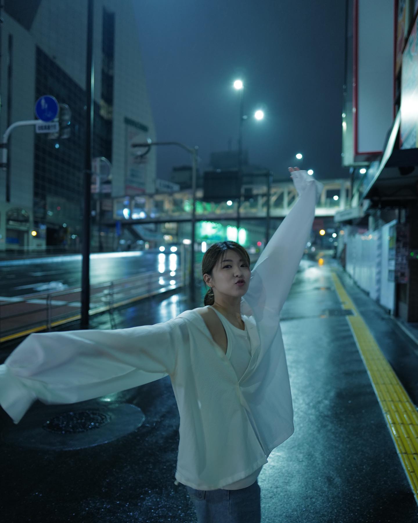  凌晨時分 微微細雨的新宿街頭✨
Embrac...