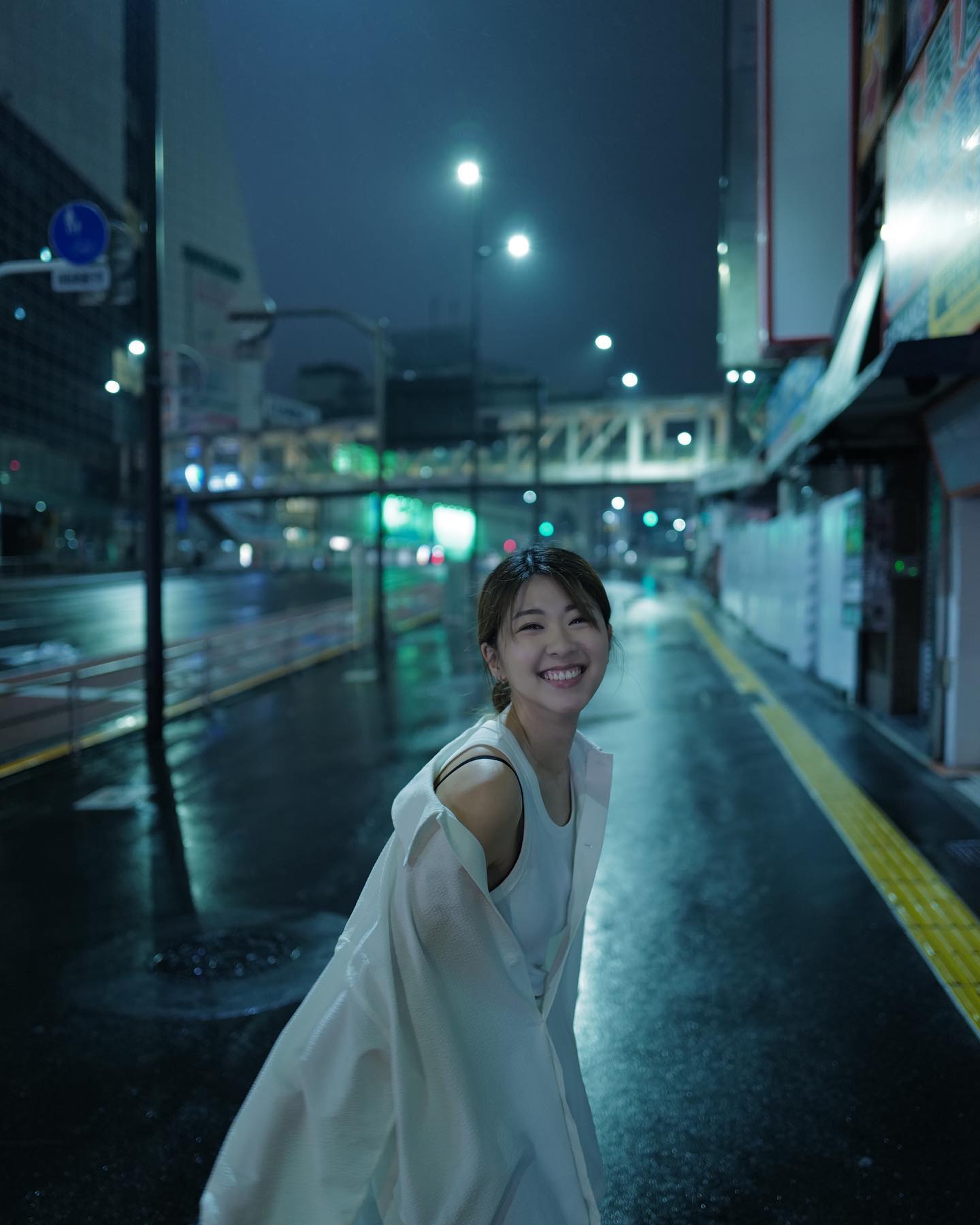  凌晨時分 微微細雨的新宿街頭✨
Embrac...