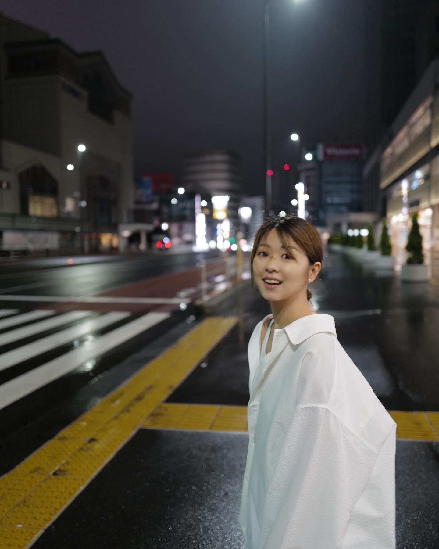  凌晨時分 微微細雨的新宿街頭✨
Embrac...