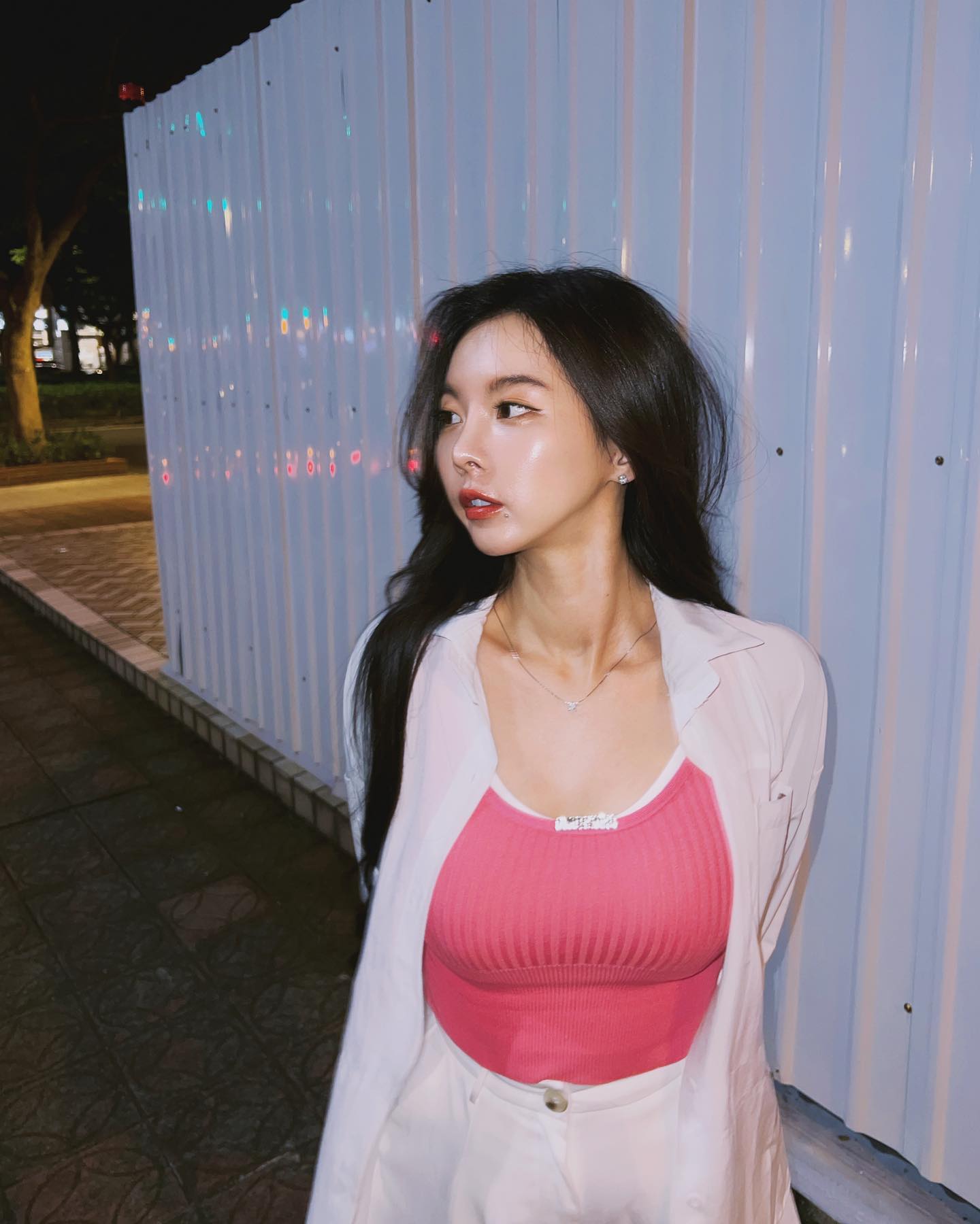  趁吃飯前肚子還沒有爆開
趕快拍一下�...