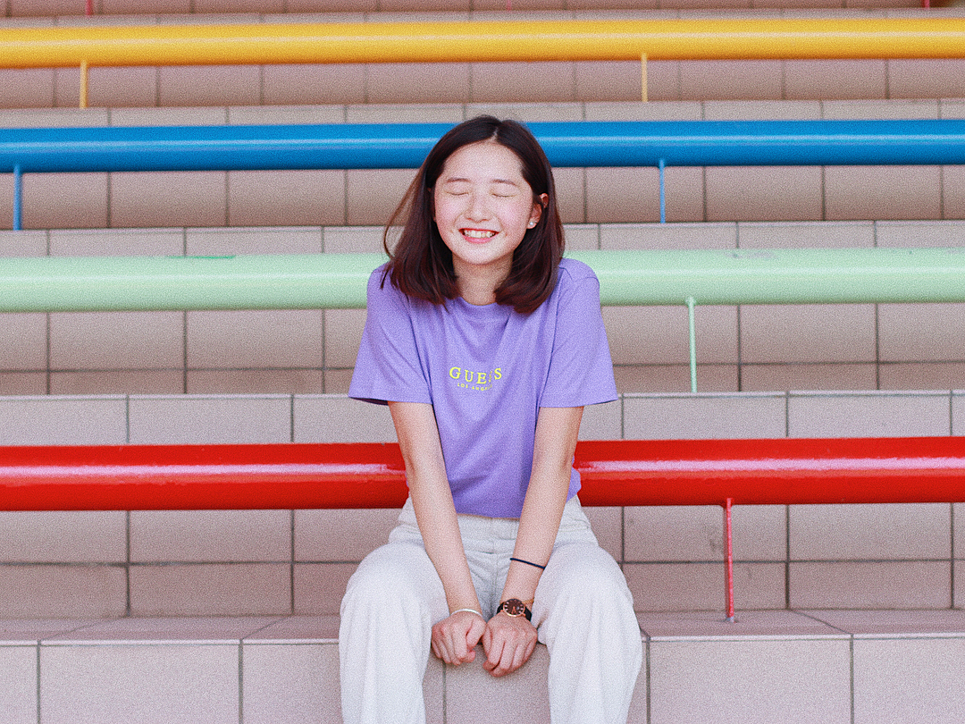  「$179 GUESS字刺繡TEE