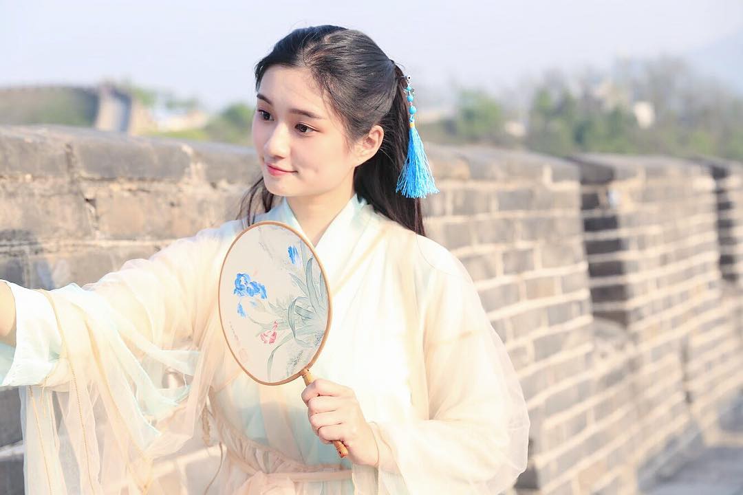  有一个姑娘 她有一些任性 她还有一些...