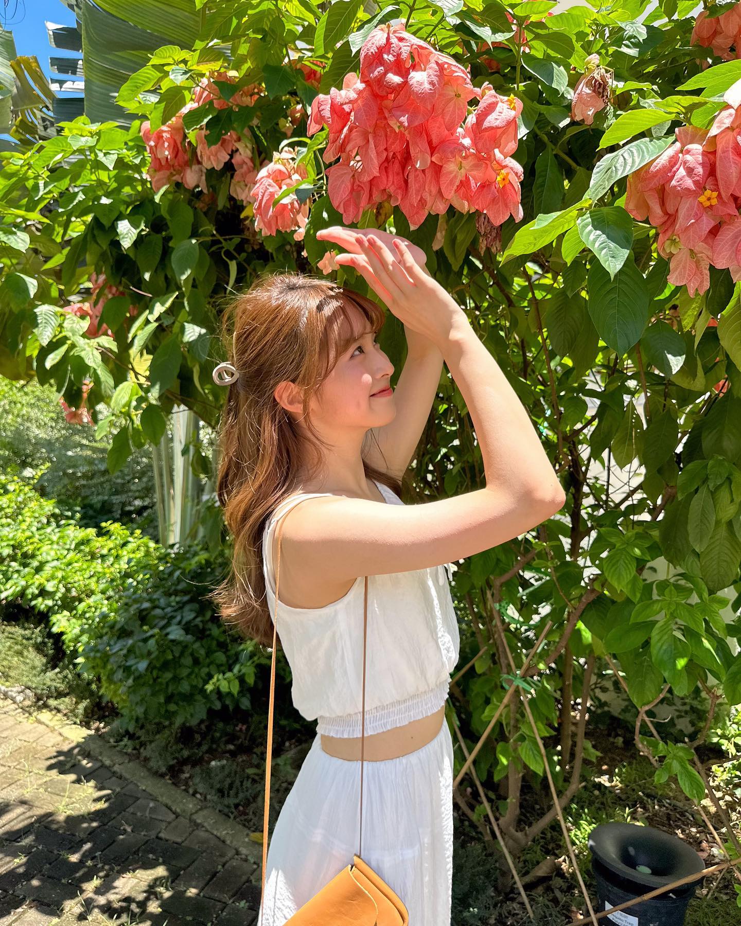  琴晚live介紹完就見到好多客人包色的�...