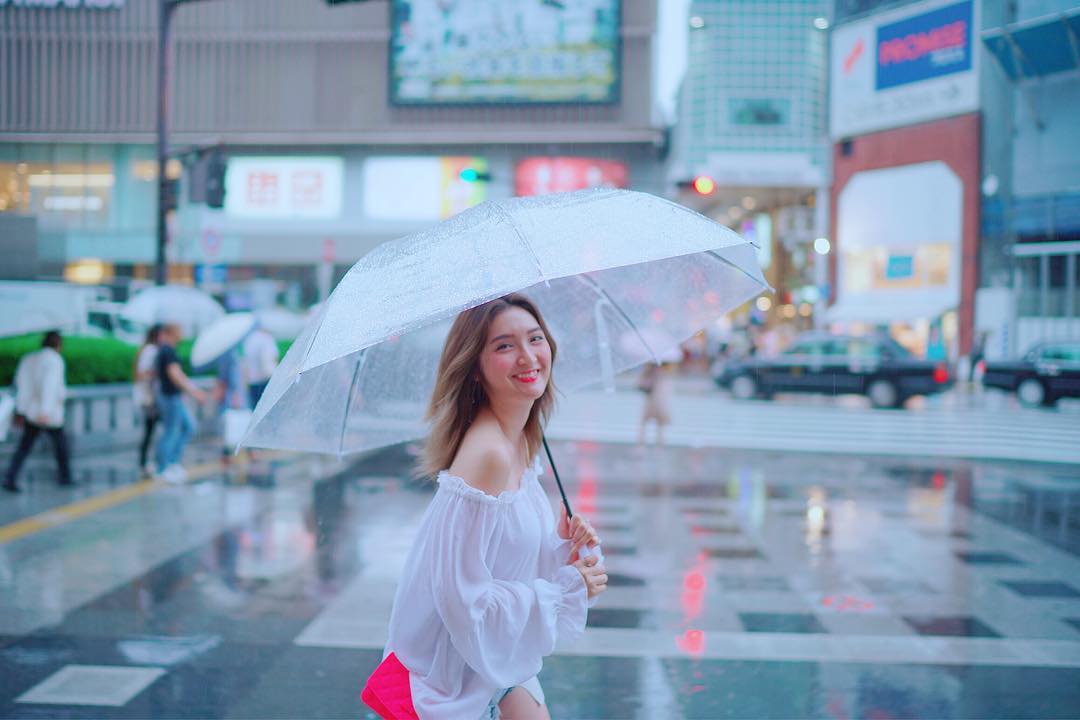  -
雨還是不停地落下  沖散了擁擠的世�...