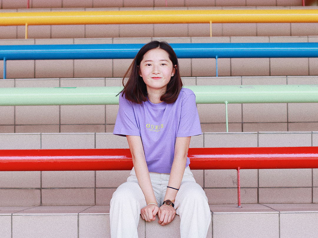  「$179 GUESS字刺繡TEE
