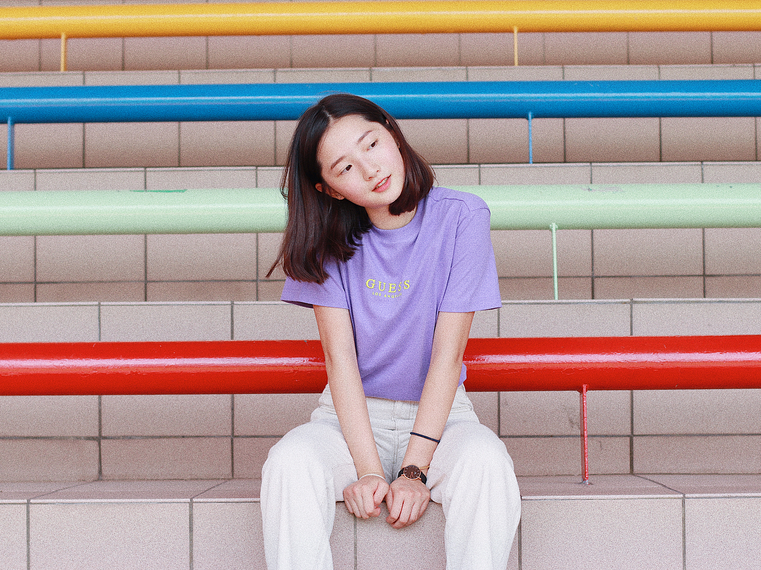  「$179 GUESS字刺繡TEE