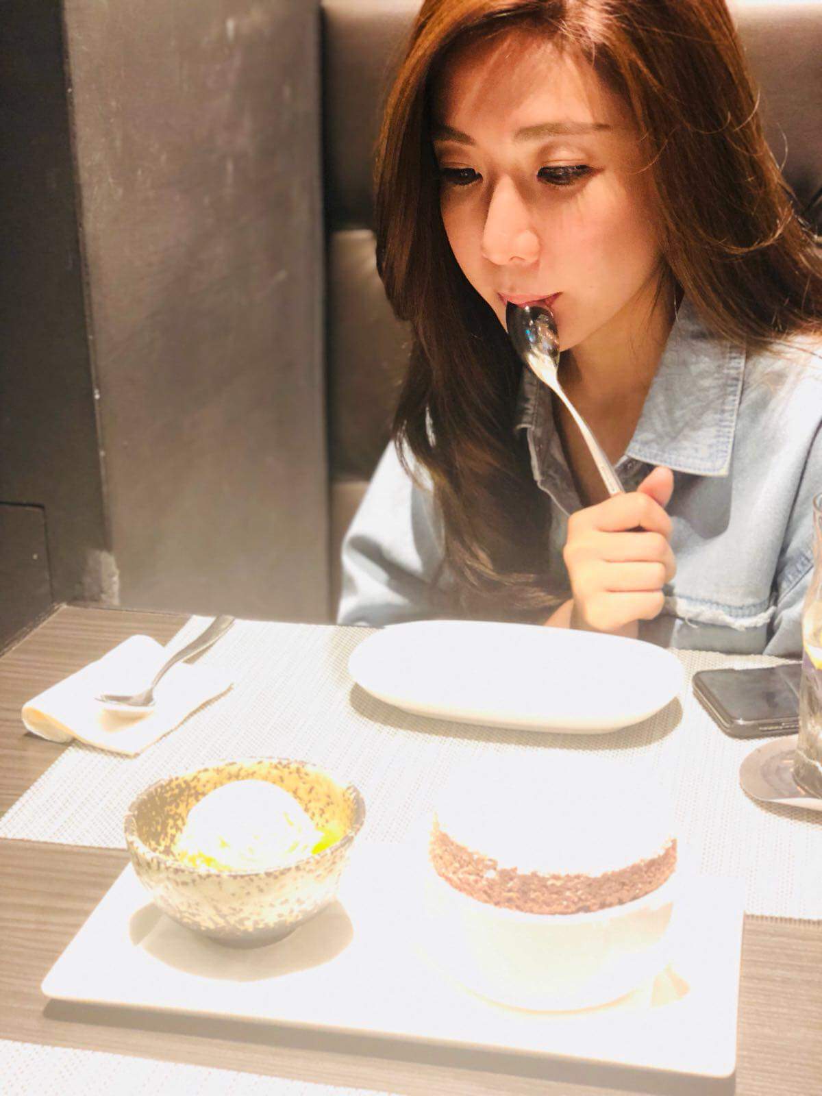  Irene 小頭等個拍照就流露出貪吃樣