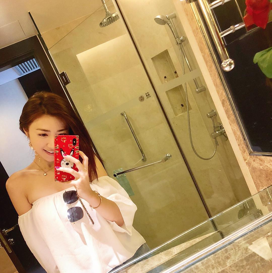  .
Fresh rose in the room, what a sweet customer se...