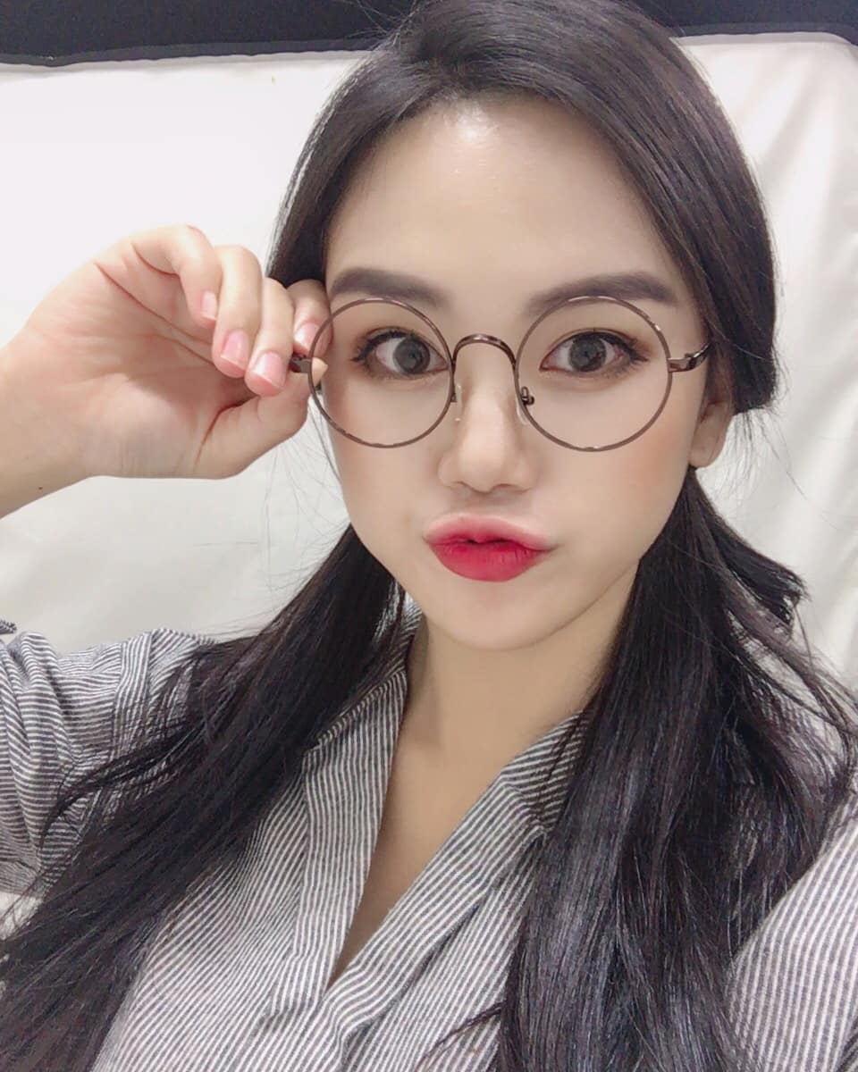  안 어울리는 똥글안경은 늘 고집하죠....