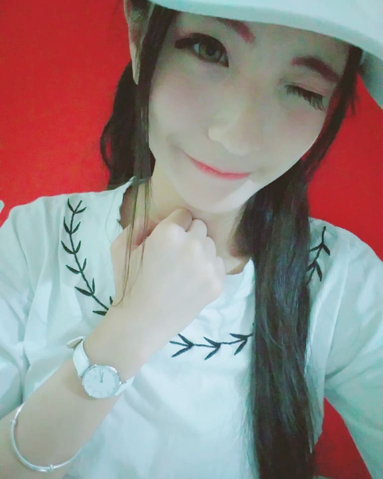  .
原諒我假眼毛眼頭甩咗所以要單眼