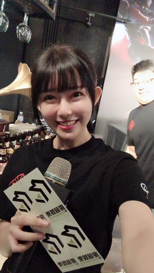  我是阿樂。欸欸欸我自拍就自拍 後面�...