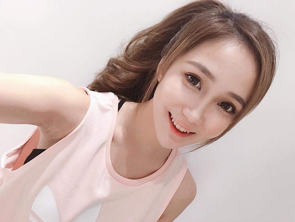  安琪。Angel額頭高到會反光 
