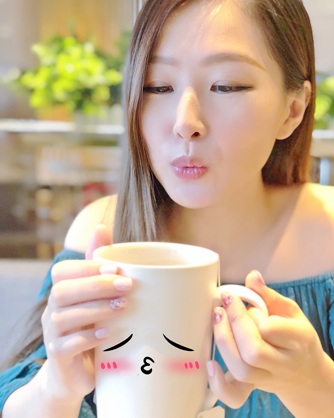  見到自己雙手美甲靚靚