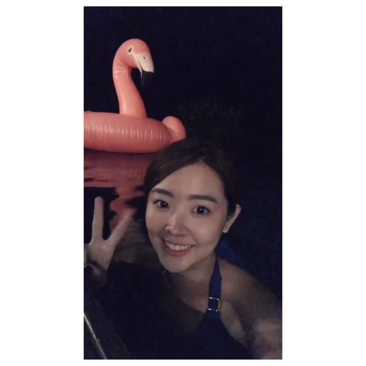  泡在水裡就是舒服
泳池都熄燈了還不�...