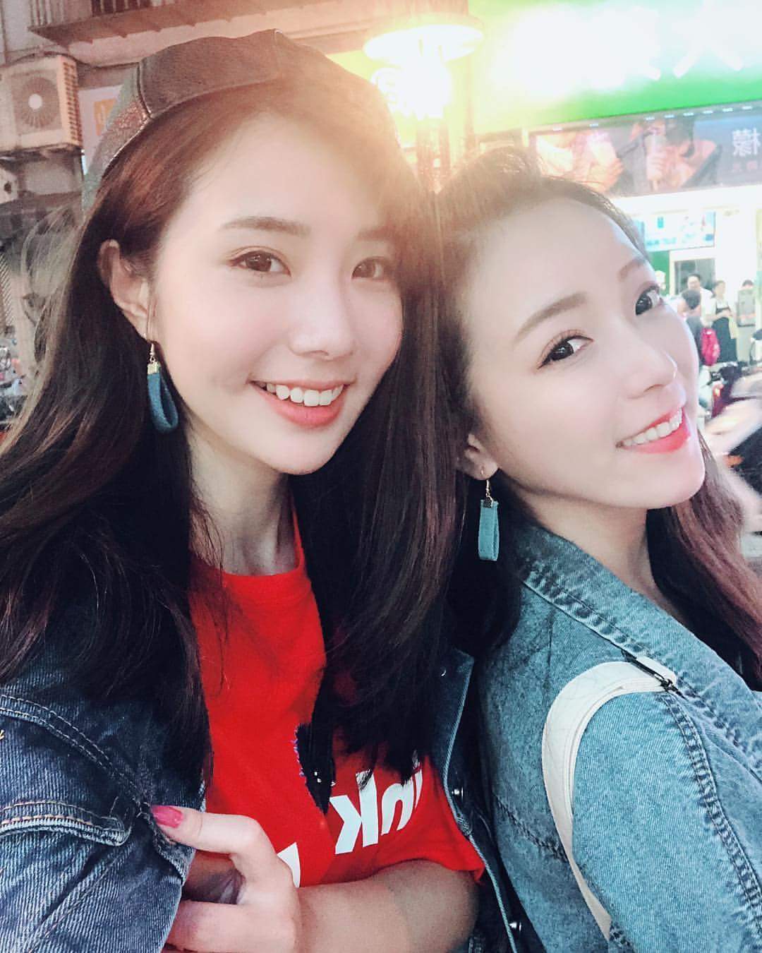  Zora 陳思穎一起穿牛仔外套+牛仔耳環