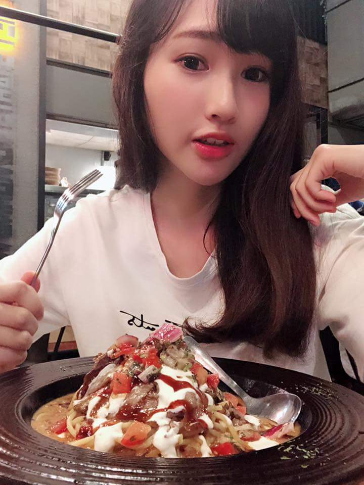  嚴琪琪不小心買了個20吋行李箱.... 但�...