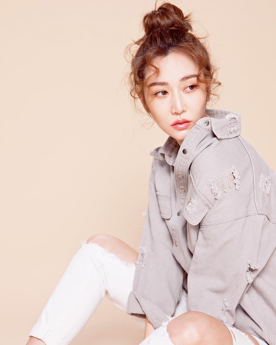  媽媽問我衣服為什麼不好好穿
而且越破洞越愛穿
#曾莞婷 #vickytseng #現在越破的衣服越貴知道嗎#牛仔外套 #也可以當襯衫外套 #ireal