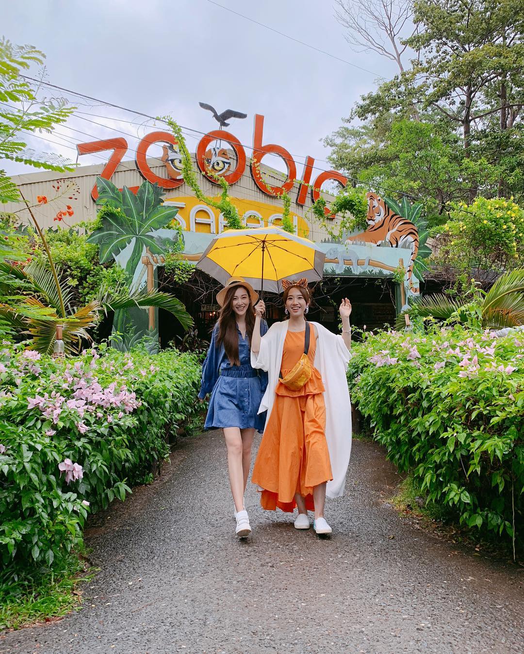  閨蜜愛拍照
#曾莞婷 #vickytseng #天空灰灰的 #網美 #坐車坐到屁股痛