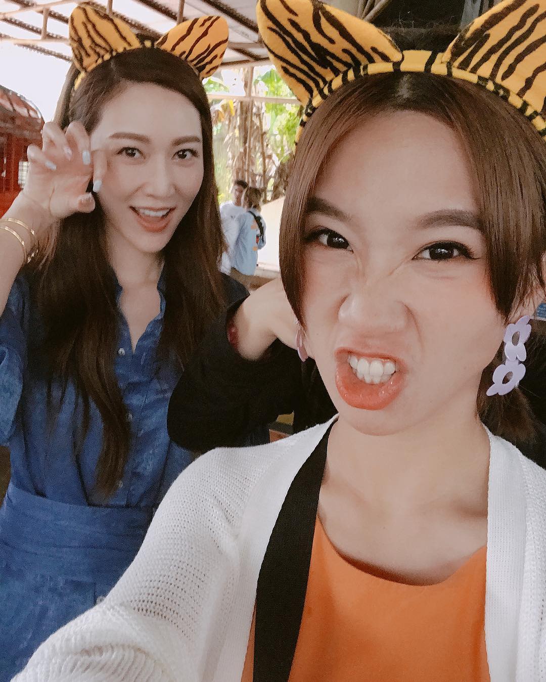  閨蜜愛拍照
#曾莞婷 #vickytseng #天空灰灰的 #網美 #坐車坐到屁股痛